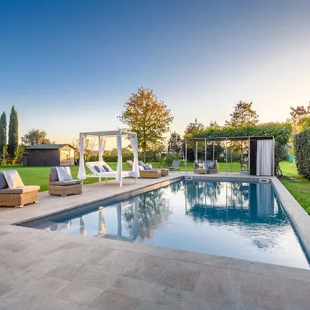 Villa Contemporary With Pool