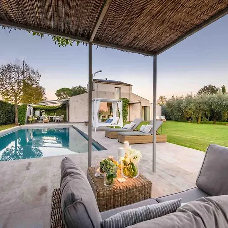 Contemporary With Pool Villa *