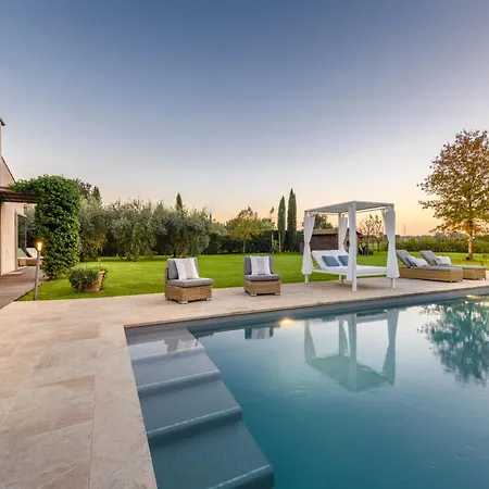 Villa Contemporary With Pool Orentano