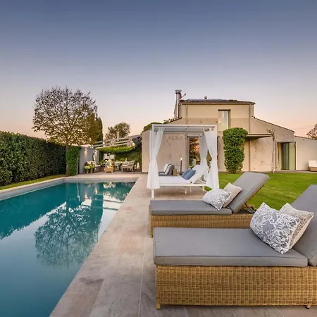 Villa Contemporary With Pool